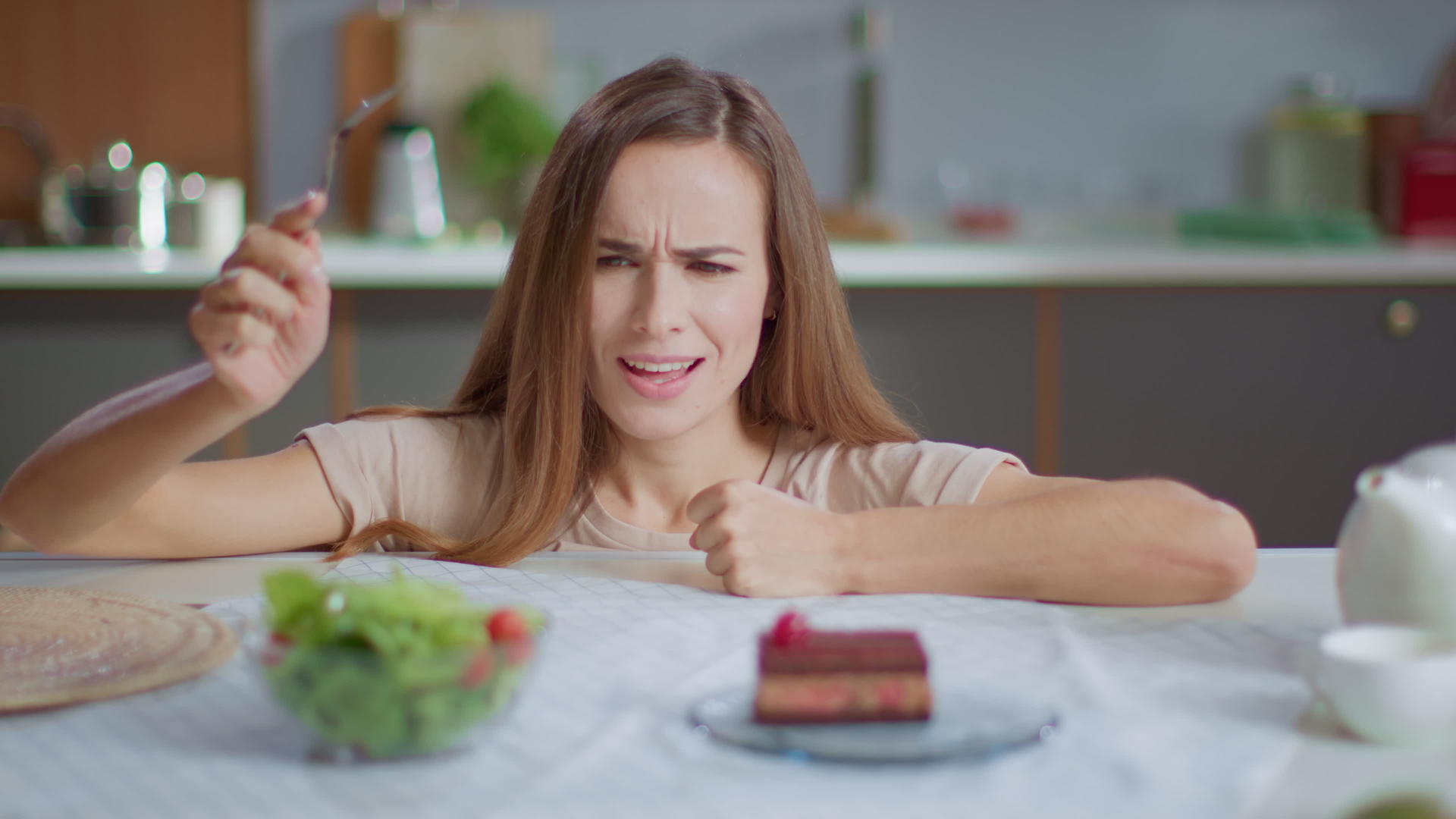 家庭生活减肥女性选择蛋糕或沙拉视频的预览图