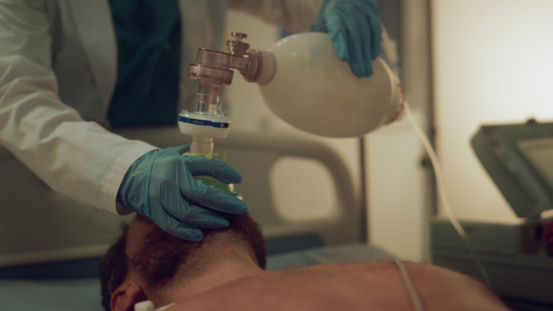 医院工作人员在病房里拿着一个复苏袋来拯救病人的生命视频的预览图
