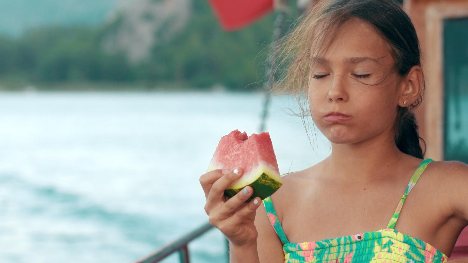 女孩暑假在海边吃西瓜视频的预览图
