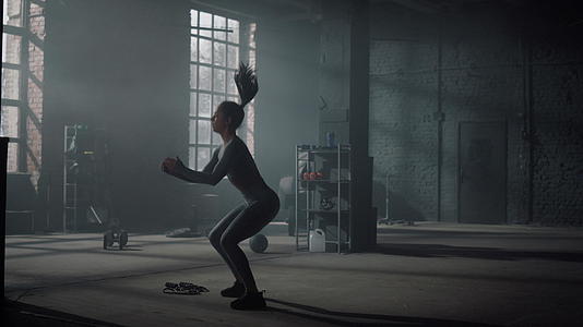 做跳高深蹲的女孩运动员练习体育锻炼视频的预览图
