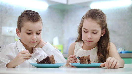 兄弟姐妹在厨房吃生日蛋糕视频的预览图