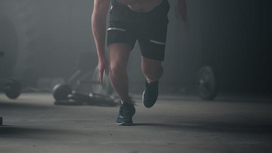 健身男性站在起跑位置视频的预览图