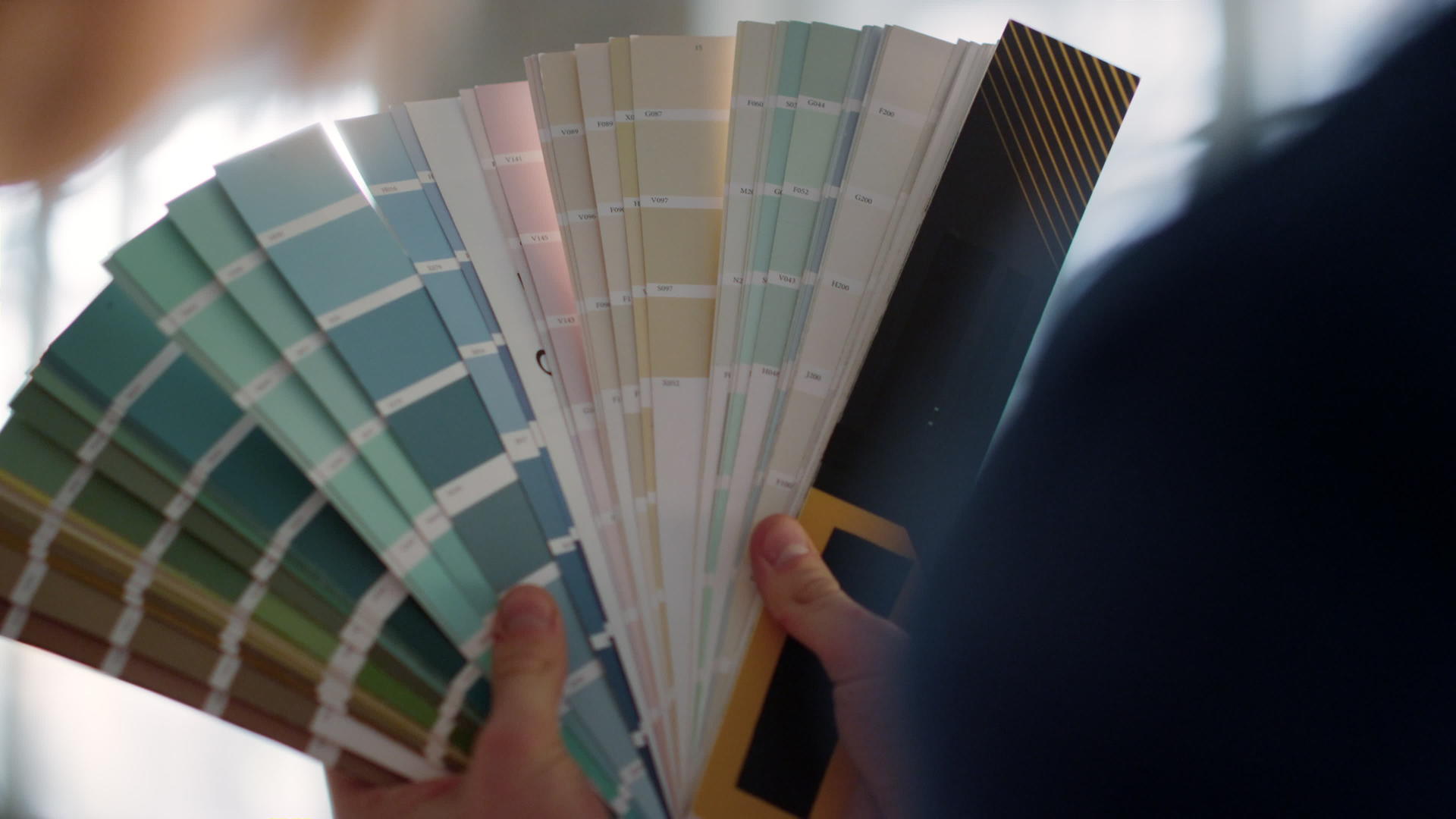 用调色板装饰新公寓的颜色视频的预览图