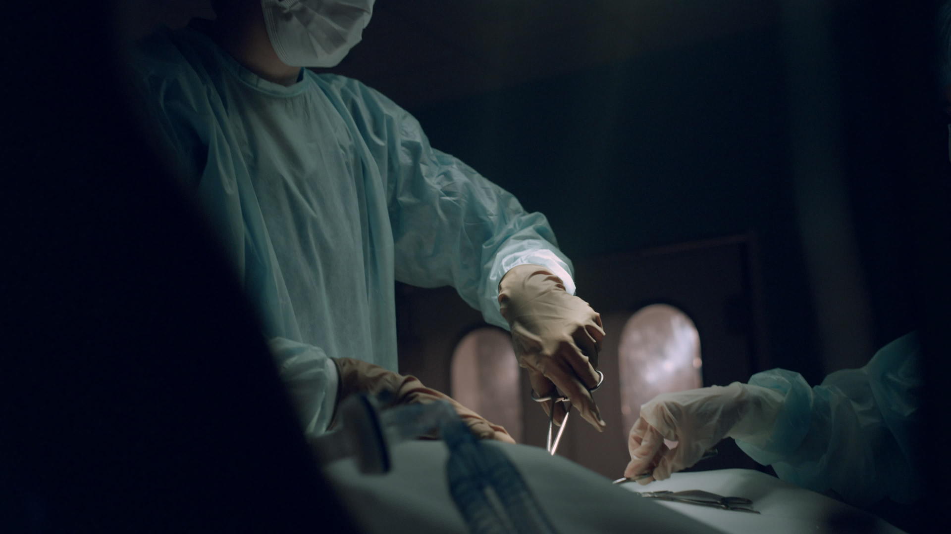 外科医生在急诊室进行了艰苦的手术视频的预览图