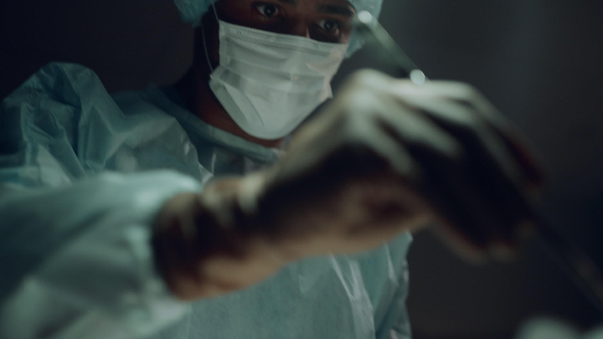 外科医生在手术室做手术视频的预览图