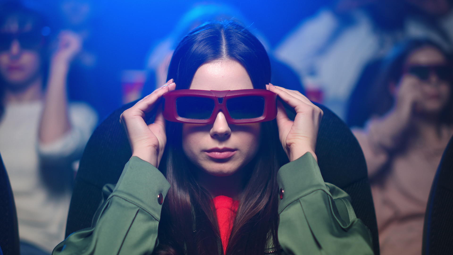 年轻女孩在电影院带3D眼睛看电影视频的预览图