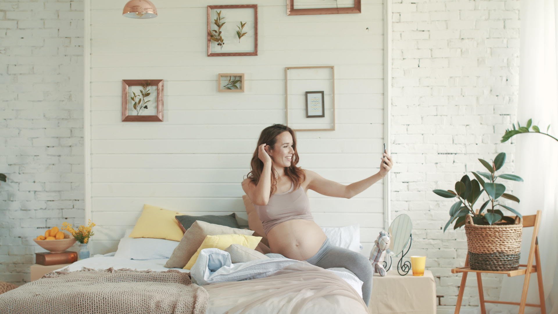 怀孕的母亲在床上自拍视频的预览图