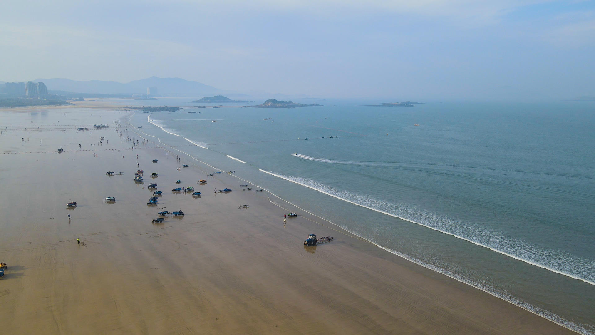 4K航拍海岸线海浪拍打沙滩视频的预览图