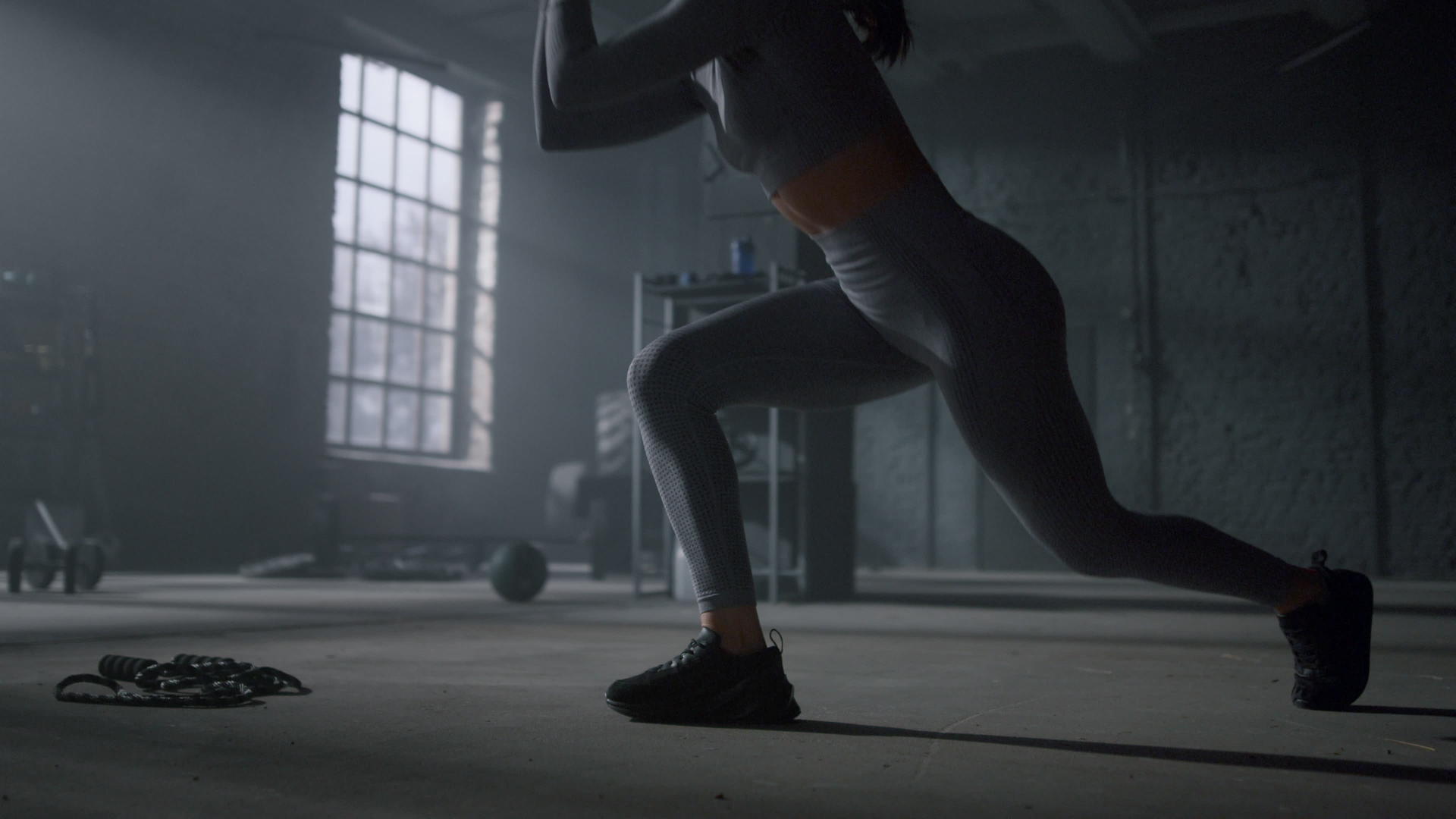 女性健美运动员腿部弓箭步蹲姿视频的预览图