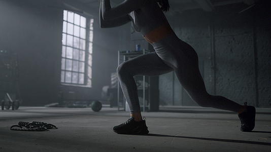 女性健美运动员腿部弓箭步蹲姿视频的预览图