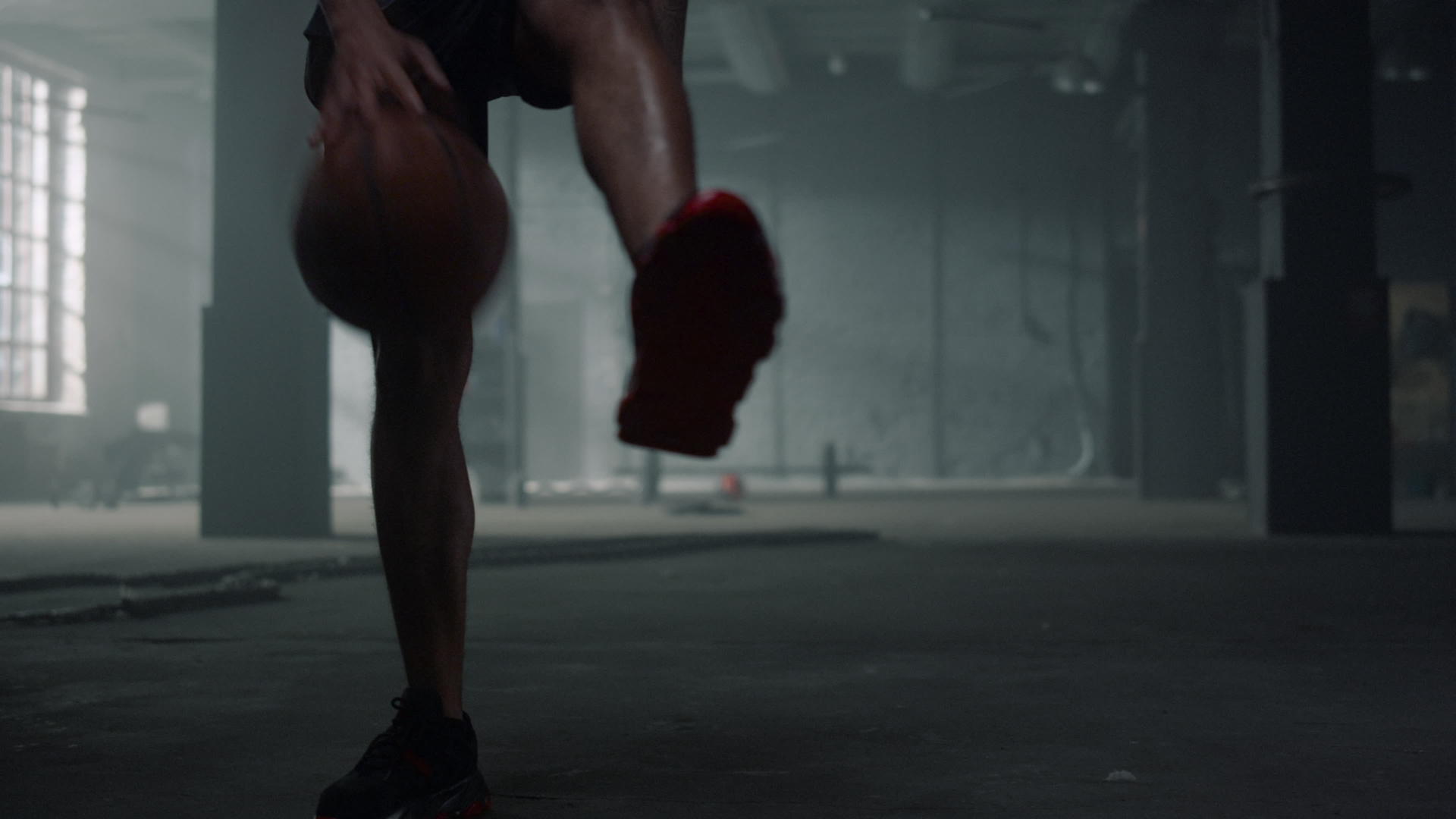 男人在两腿之间跳运球和篮球视频的预览图