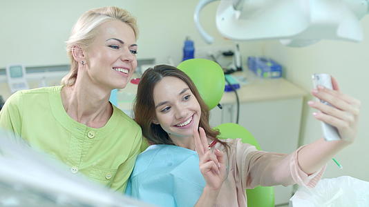 牙医和病人在诊所自拍视频的预览图
