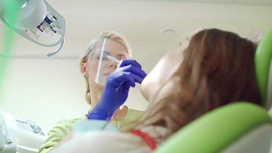 微笑牙医与牙科办公室的病人合作视频的预览图