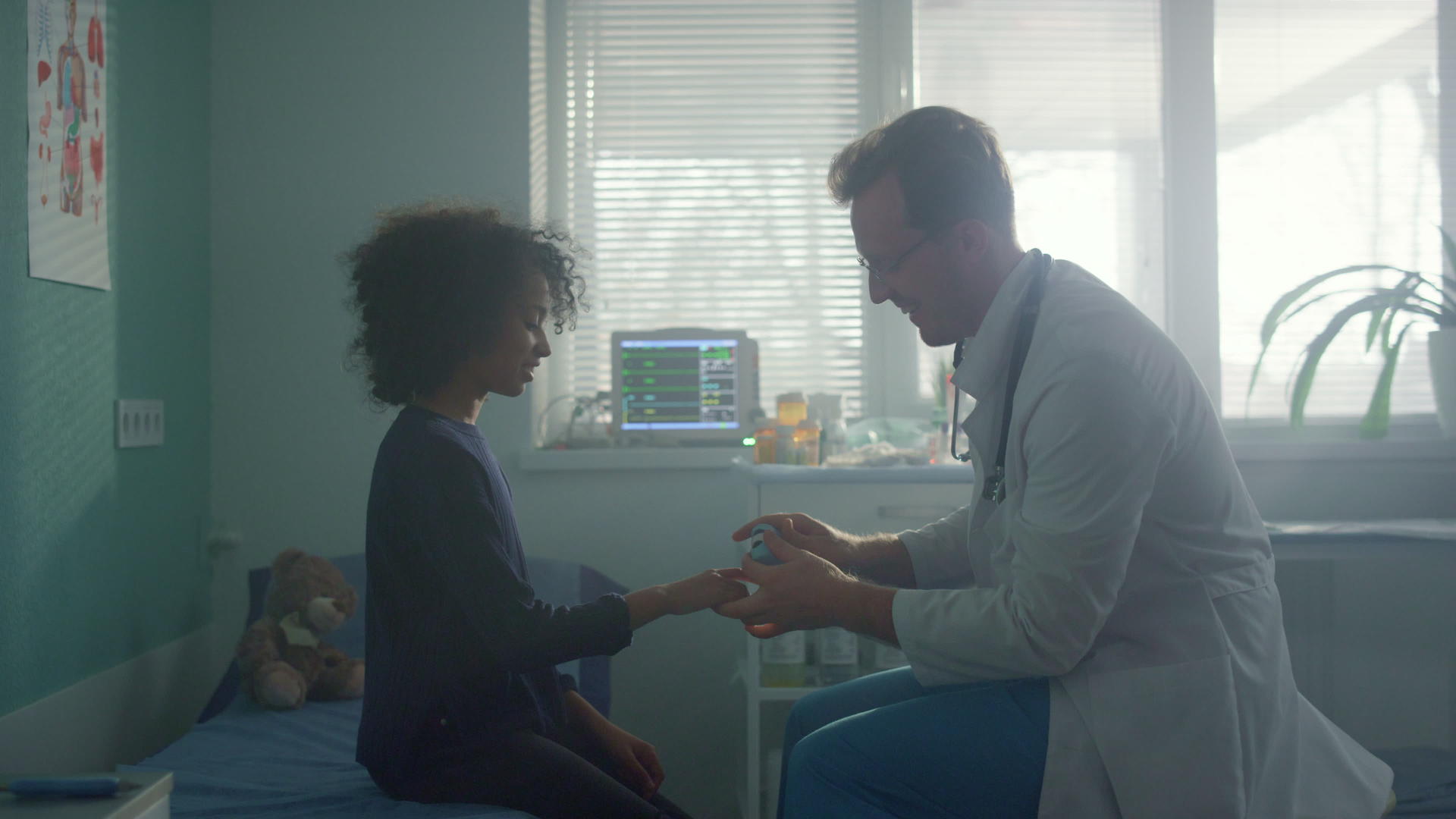 儿科医生用血氧计检查女孩手指上的氧饱和度视频的预览图