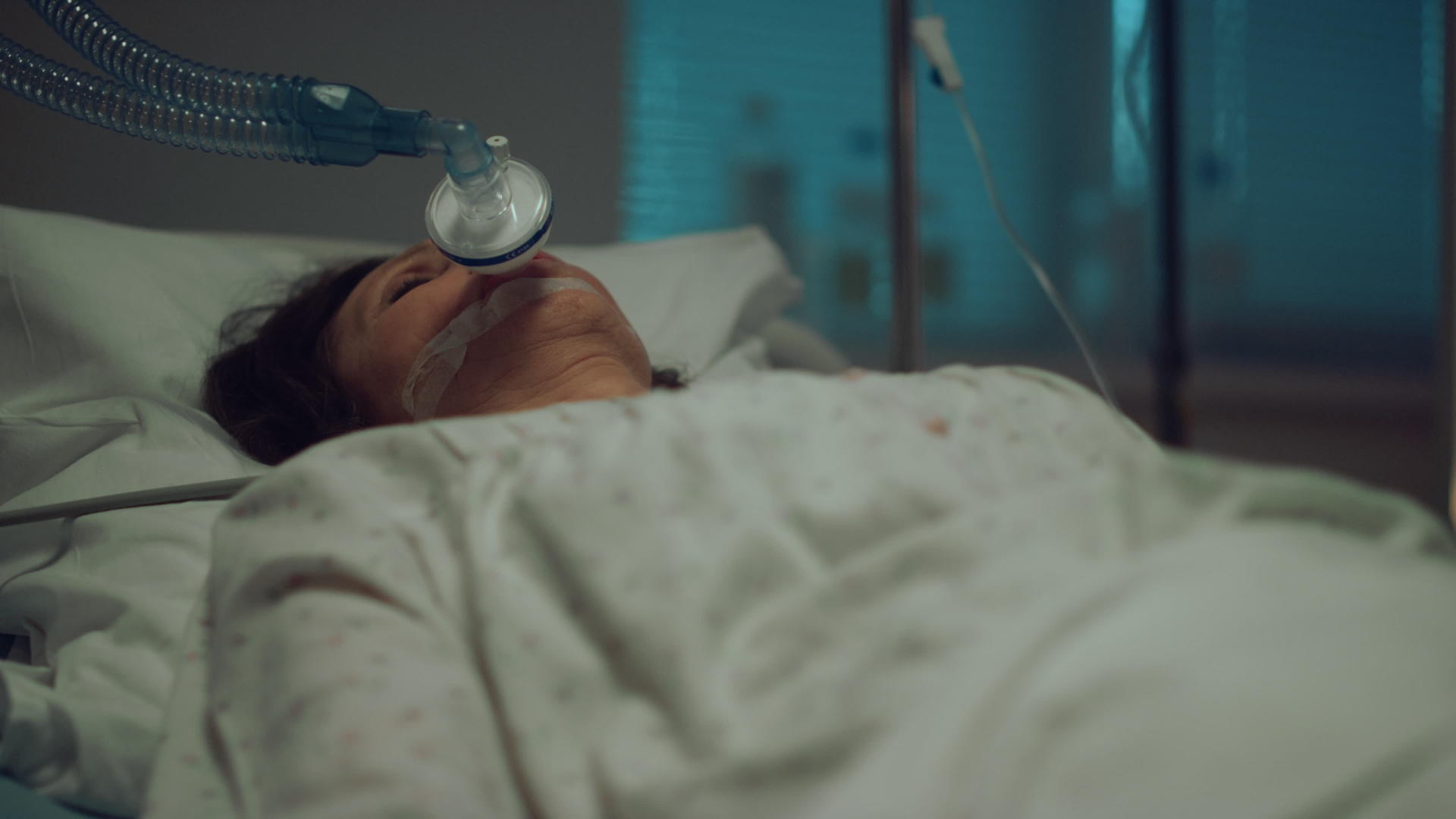 在医院休息的患者氧气面罩手指上的脉搏血氧仪视频的预览图
