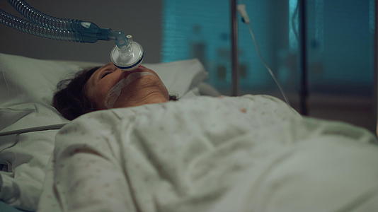 在医院休息的患者氧气面罩手指上的脉搏血氧仪视频的预览图