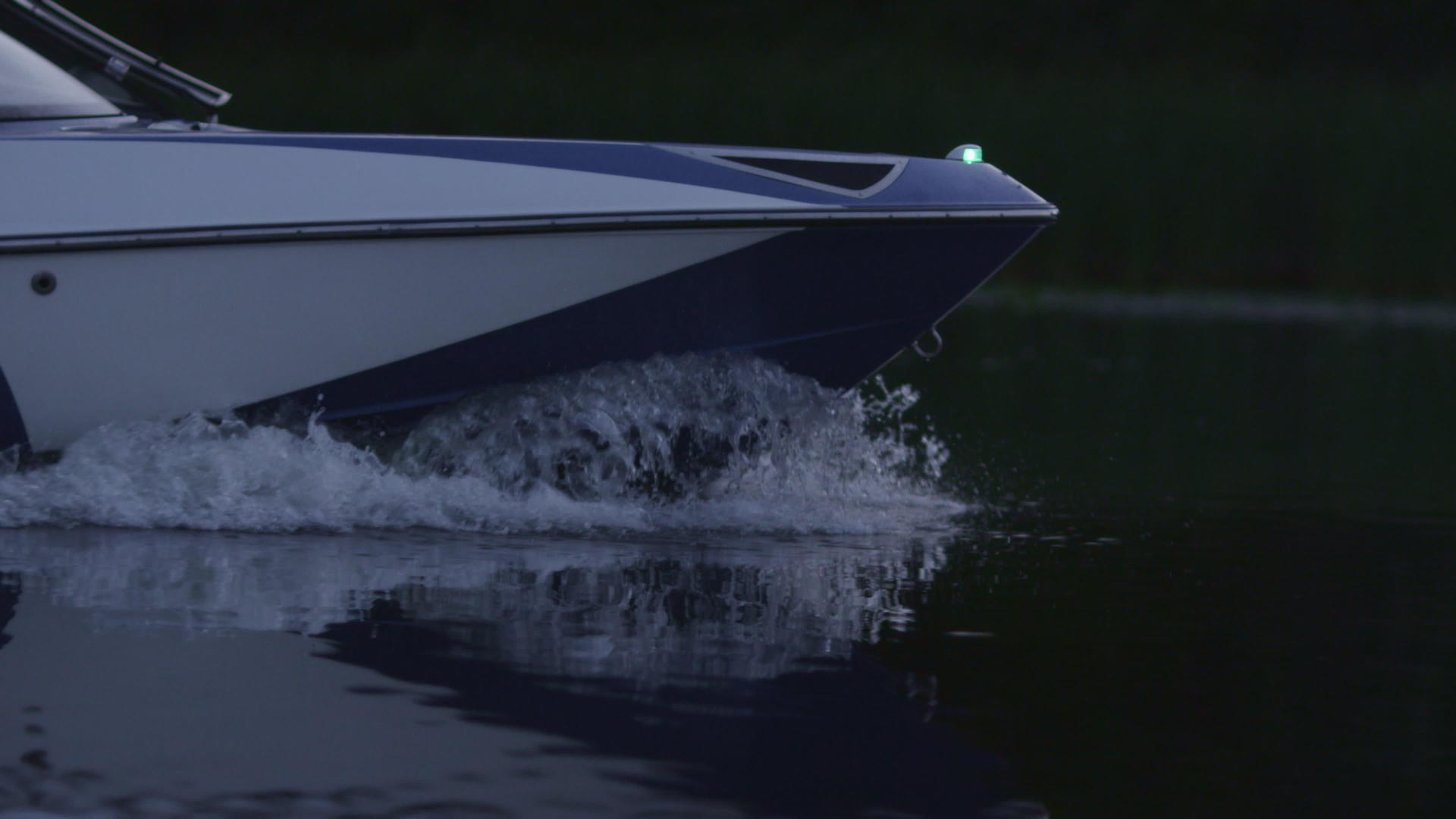 高速机动船在夜间漂浮在河上视频的预览图