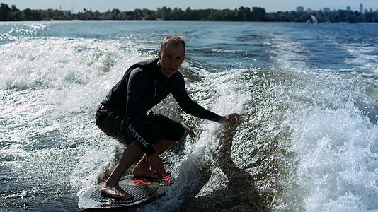 运动晃的波浪上运动员在起搏板上冲浪视频的预览图