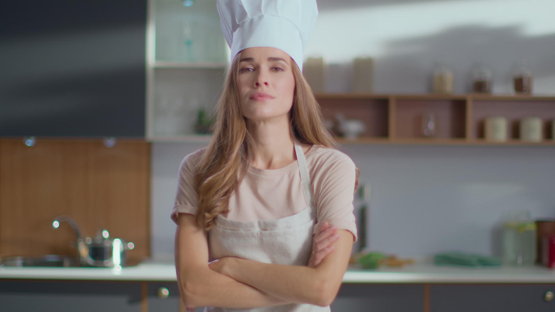 面对镜头女厨师自信地微笑着视频的预览图