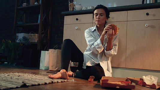 女性在家深夜喝红酒吃汉堡视频的预览图