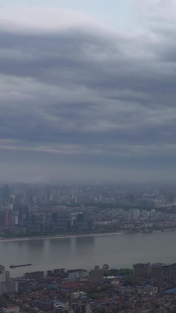 武汉地标乌云压城长江汉江交汇处视频的预览图