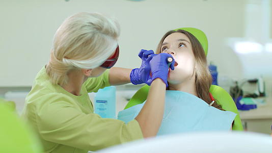 口腔医生使用牙科治疗灯视频的预览图