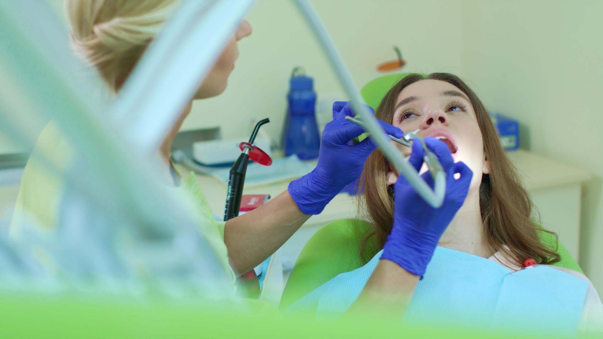 口腔科学家使用高速牙科钻石视频的预览图