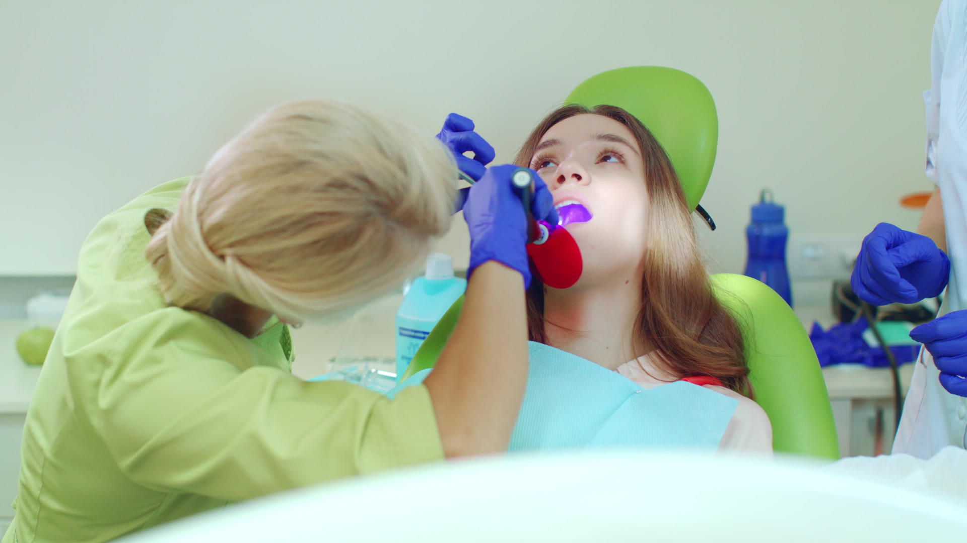 用灯聚合牙科材料的口腔医生视频的预览图