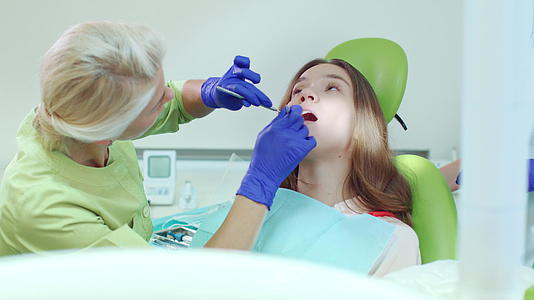口腔专家与牙科诊所的患者合作视频的预览图
