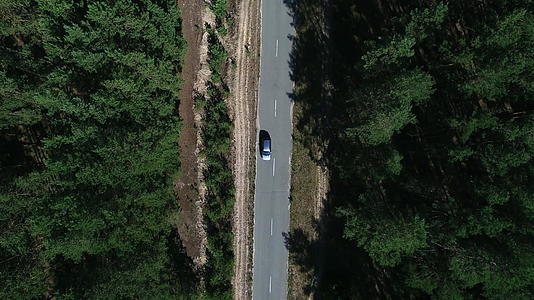 汽车在山林中行驶视频的预览图