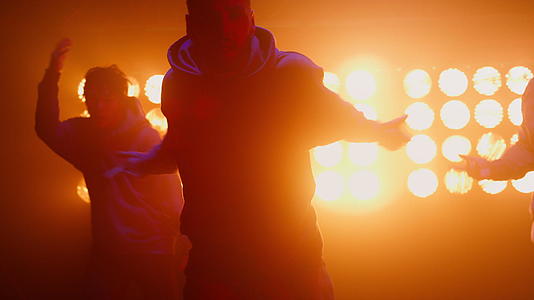 年轻的街头舞者在聚光灯下表演嘻哈视频的预览图