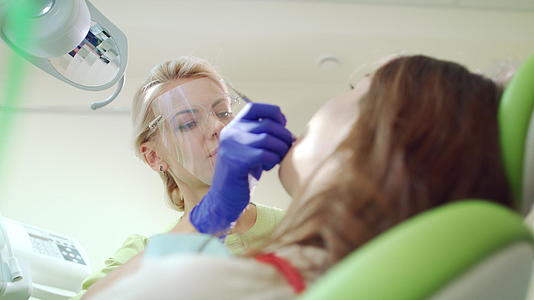 口腔专家在牙医办公室与患者合作视频的预览图