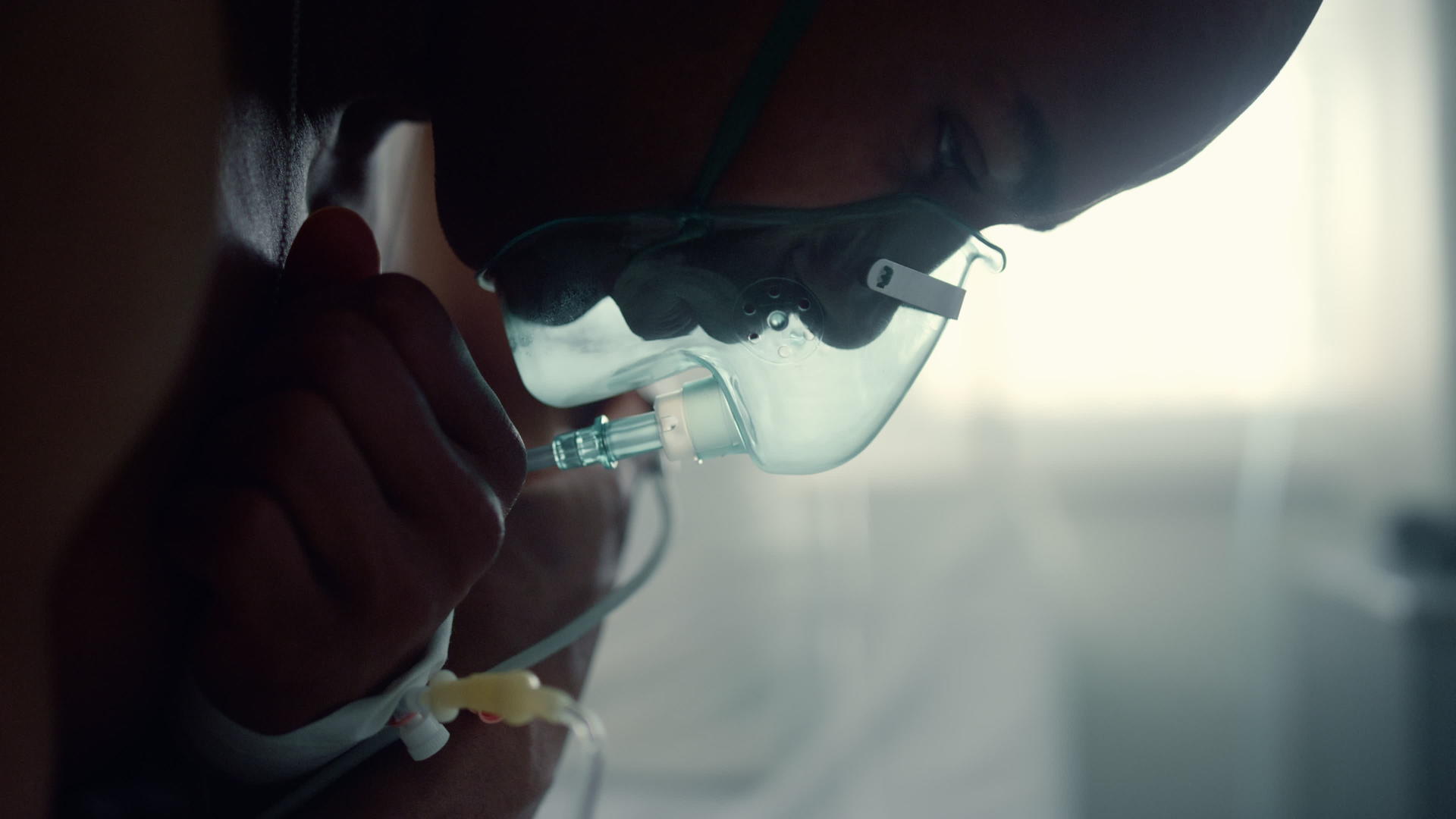 在重症监护室戴氧气口罩的男性患者视频的预览图