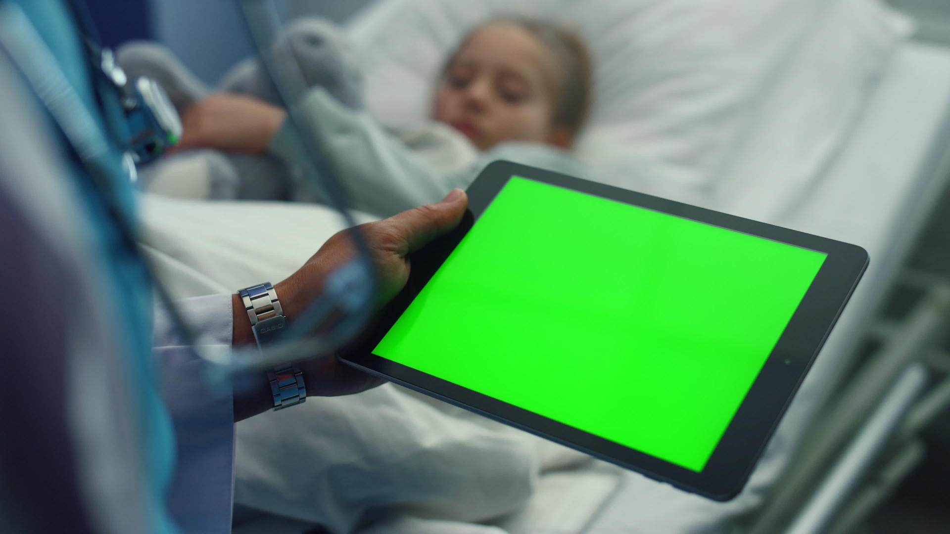 医生在医院病房特写了一台绿屏平板电脑设备视频的预览图