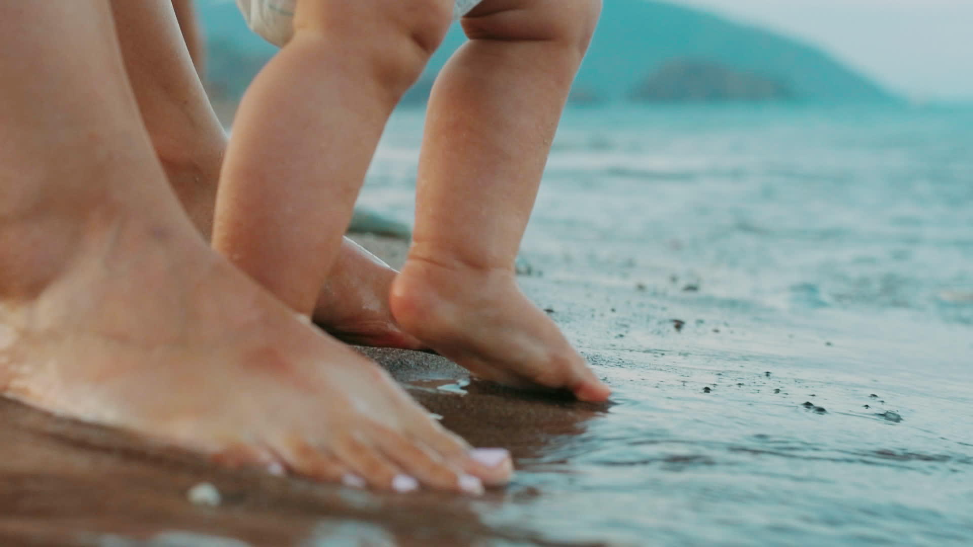 婴儿在海滩上玩耍腿部特写视频的预览图