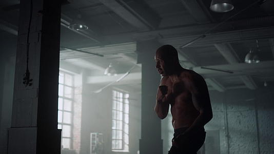 跆拳道运动员在体育俱乐部练习拳击视频的预览图