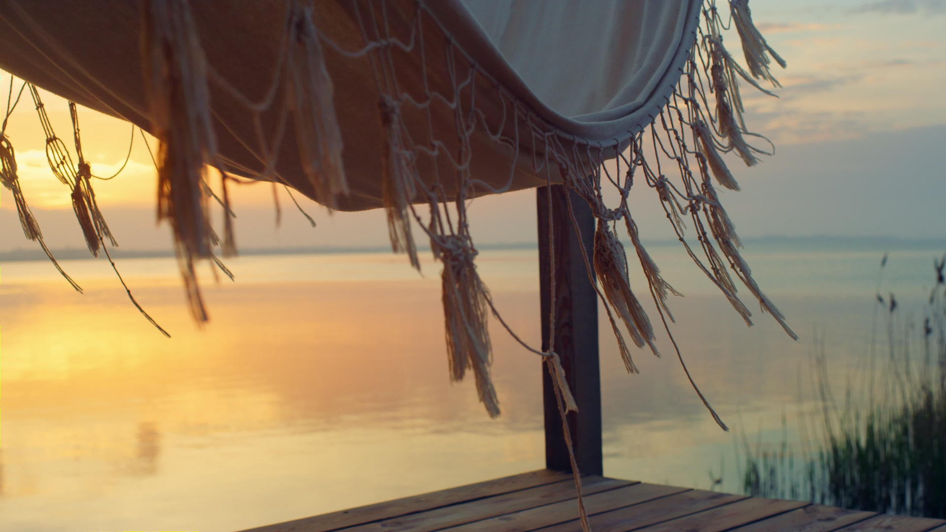 海边夕阳吊床空镜视频的预览图