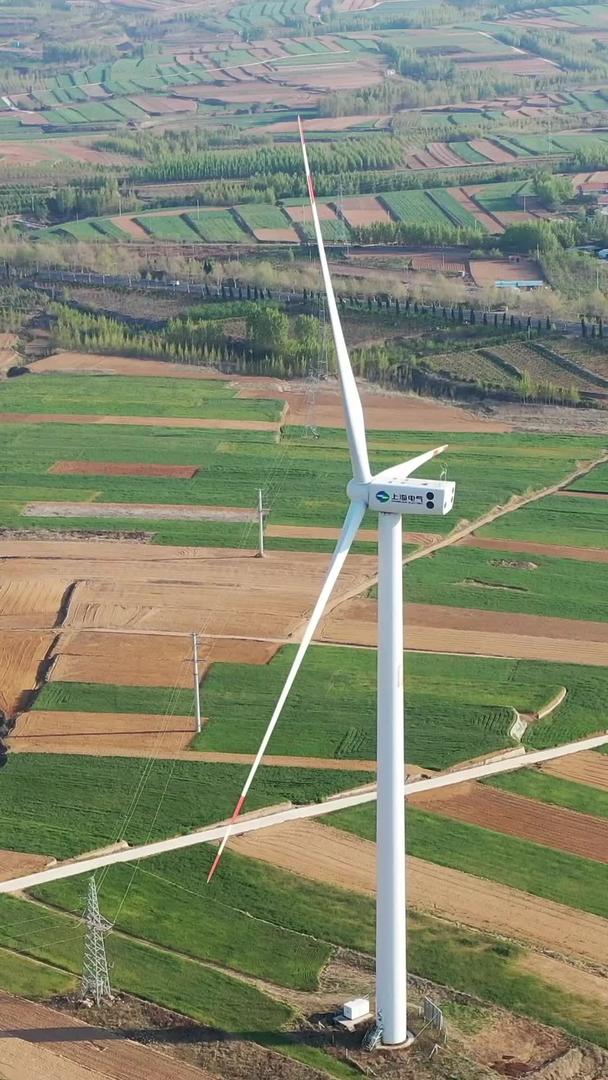 旋转式风力发电机航拍视频视频的预览图