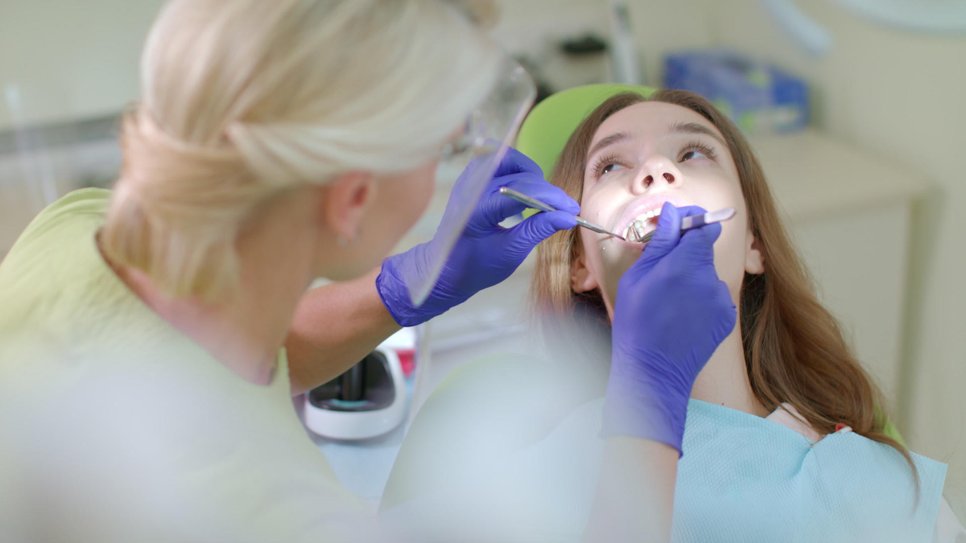 牙科办公室的牙科治疗过程视频的预览图