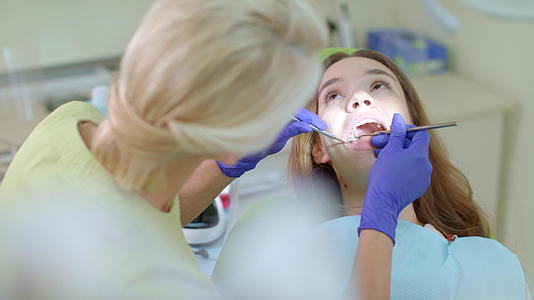 牙科诊所的牙科治疗视频的预览图