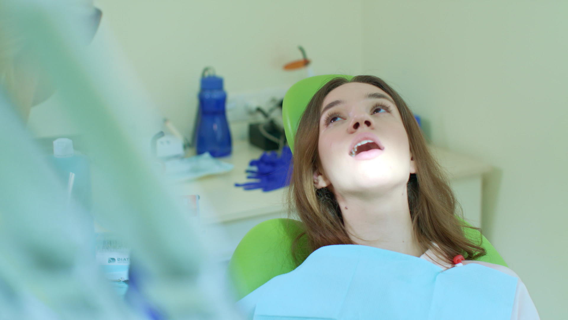 牙科诊所补视频的预览图
