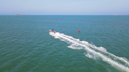 4K航拍游艇游船驶向大海视频的预览图