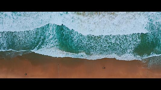 航拍三亚亚龙湾沙滩海滩海浪浪花视频的预览图