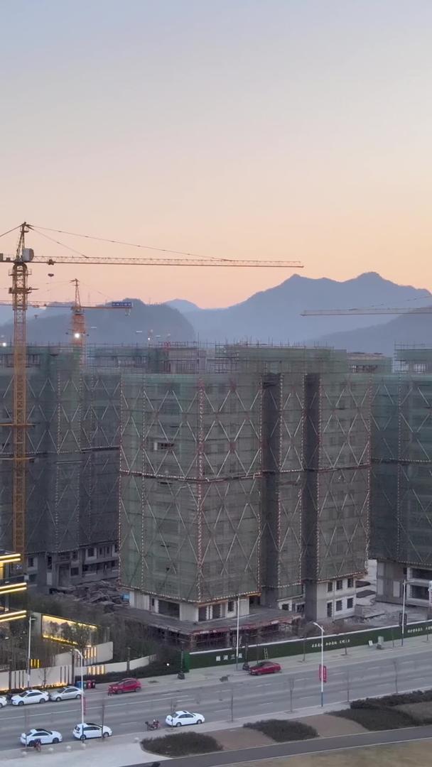 航空拍摄天台山下建设中的城市建筑视频的预览图