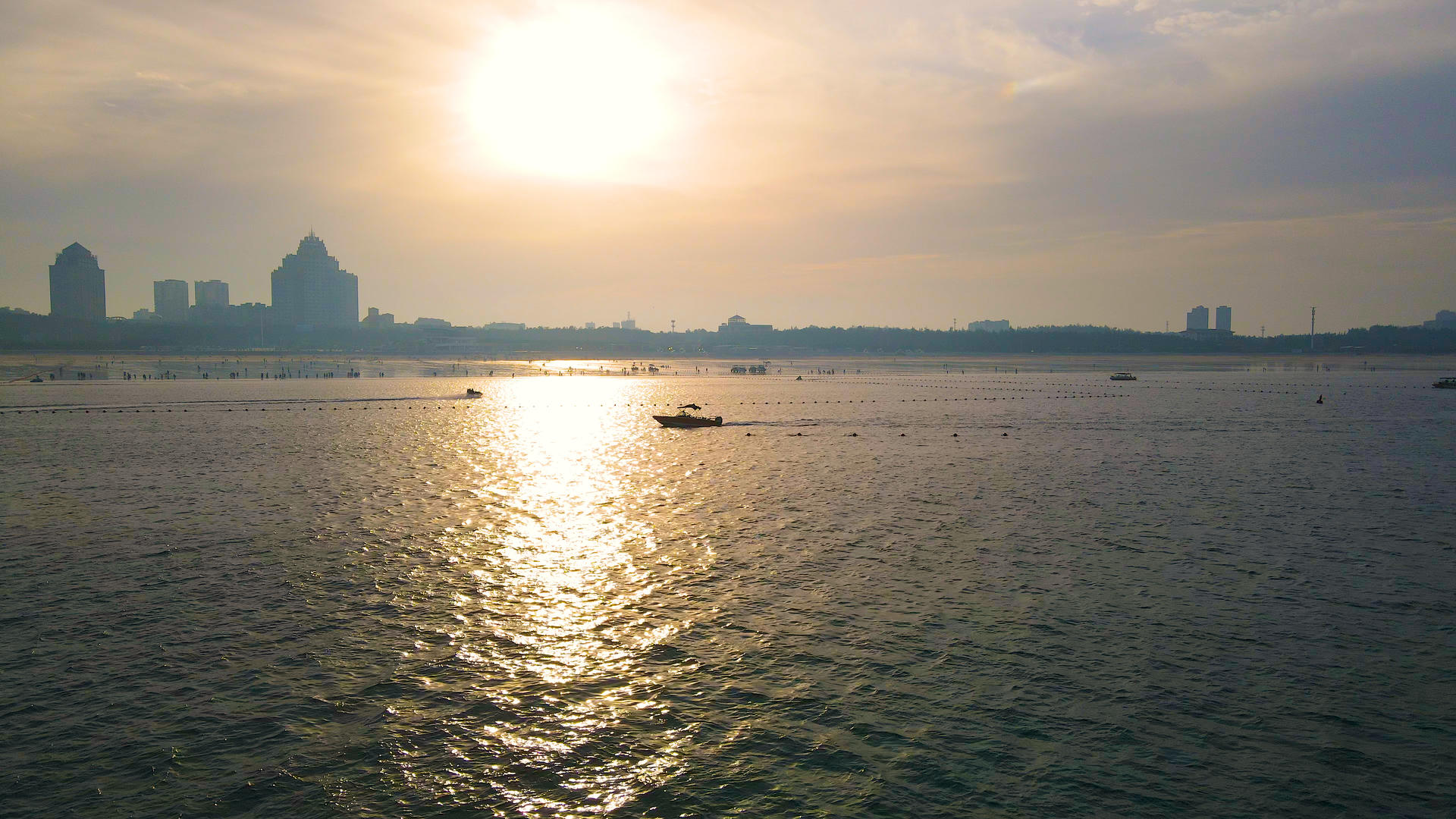 4K航拍唯美夕阳余晖沙滩海景船只视频的预览图