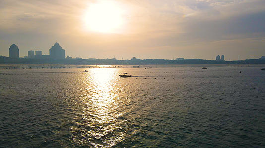 4K航拍唯美夕阳余晖沙滩海景船只视频的预览图