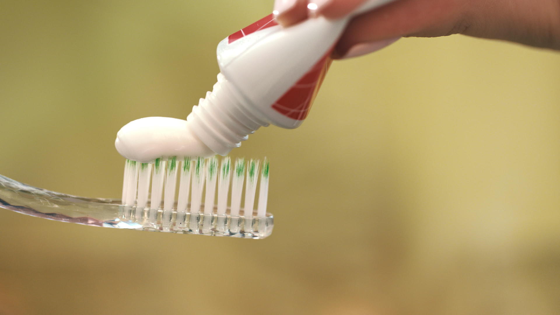 牙刷上的白色牙膏视频的预览图