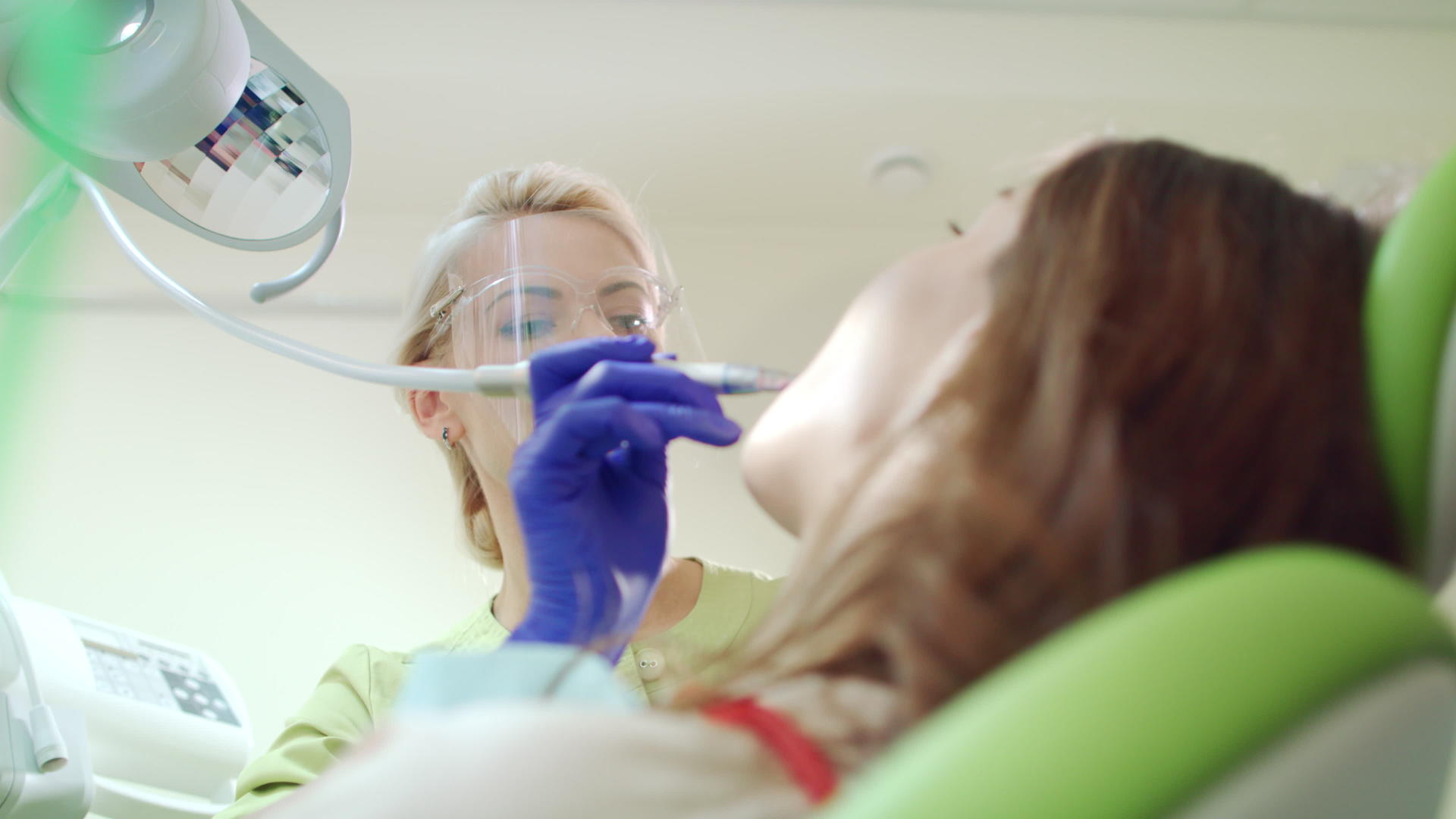 女牙医专业在科诊所工作视频的预览图