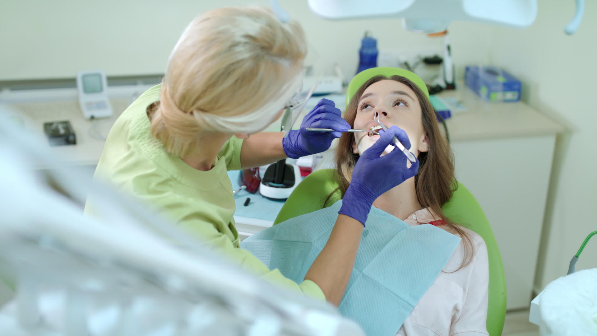 牙医从病人口中取出卫生棉条视频的预览图