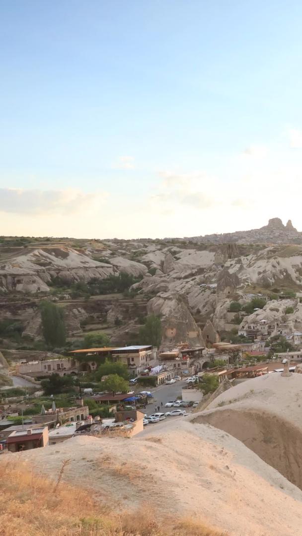 卡帕多西亚格莱梅小镇是土耳其著名的热气球旅游胜地日落延迟视频视频的预览图